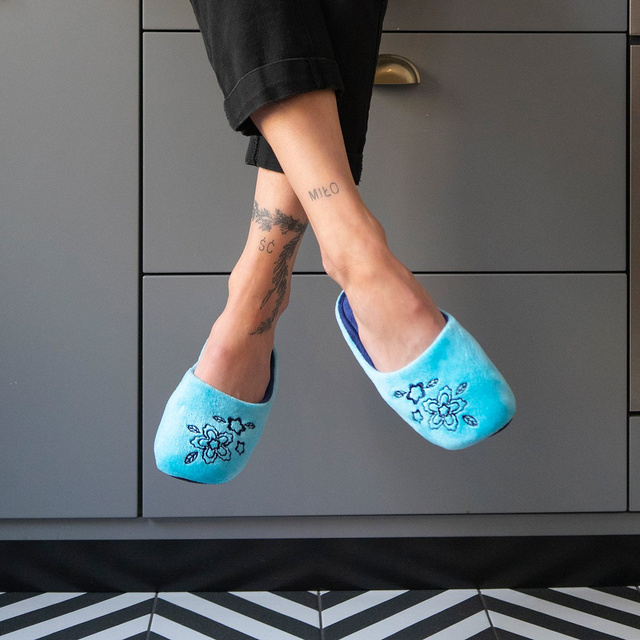 OUTLET Modré dámske papuče so SOXO výšivkou s tvrdou TPR podrážkou