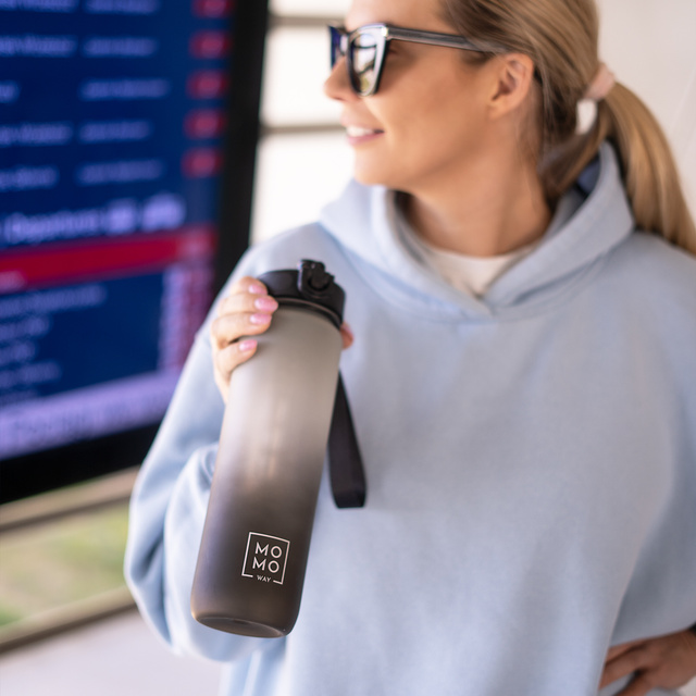Fľaša na vodu MOMO WAY sivo - čierna | nápad na darček | Bez BPA | Tritan
