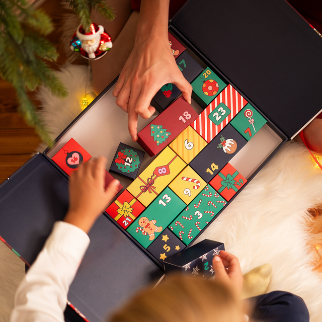 Adventný kalendár s ponožkami 12-balenie