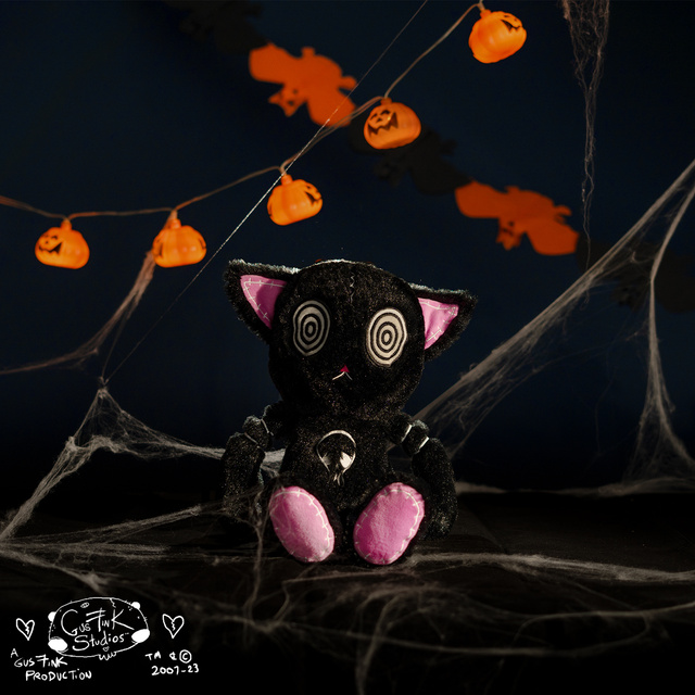 Maskot Gus Fink čierna mačka HypnoCat Plushie Pal