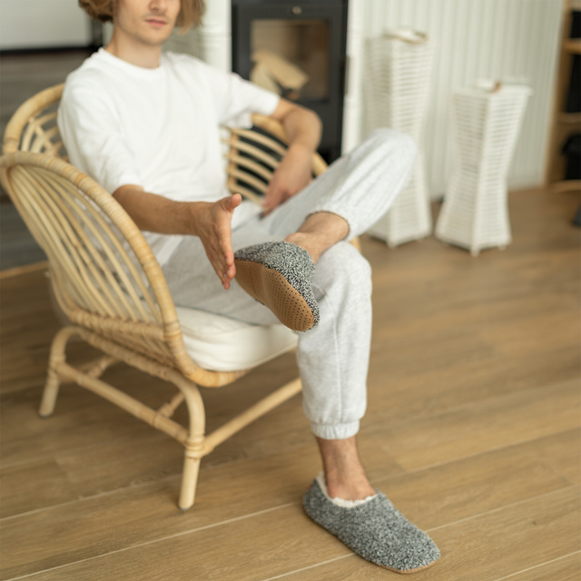 Papuče SOXO SUPER SOFT s protišmykovou podrážkou a cvočkami z PVC