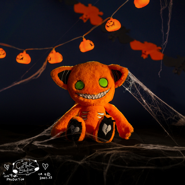 Maskot Gus Fink oranžová mačka Slurg