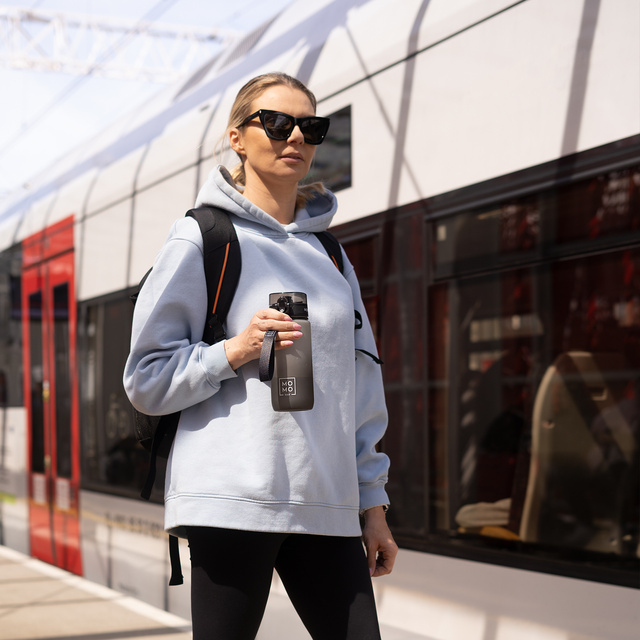 Fľaša na vodu MOMO WAY sivo - čierna | nápad na darček | Bez BPA | Tritan