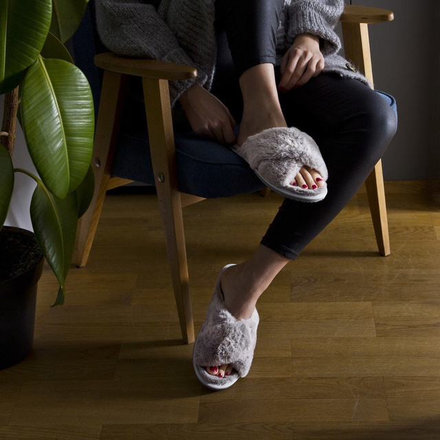 Dámske šľapky SOXO šedej kožušiny s tvrdou TPR podrážkou, balené v darčekovej krabičke