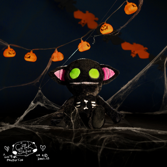 Maskot Gus Fink čierna mačka Skellbo Gooli Monsters