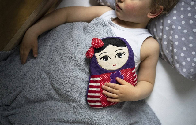 OUTLET Farebný ohrievač SOXO Dry Hot Water Bottle Bottle v obale ako darček pre detskú bábiku