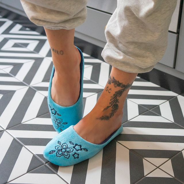 OUTLET Modré dámske papuče so SOXO výšivkou s tvrdou TPR podrážkou