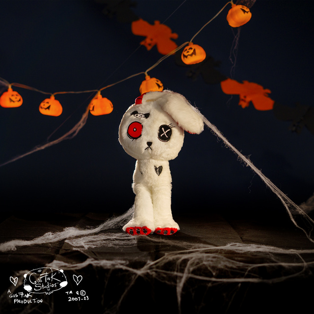 Maskot Gus Fink biela mačka Numb x Bunny