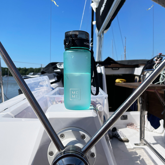 Fľaša na vodu MOMO WAY svetlozelená | ideálne na cestovanie | Bez BPA | Tritan