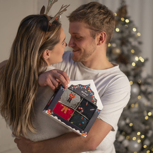 Sada 4x Farebné pánske ponožky SOXO GOOD STUFF Veselé Vianoce Vianočný darček | dar pre Neho