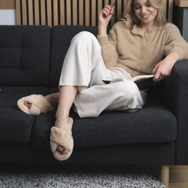 Mäkké dámske béžové kožušinové papuče SOXO s tvrdou TPR podrážkou