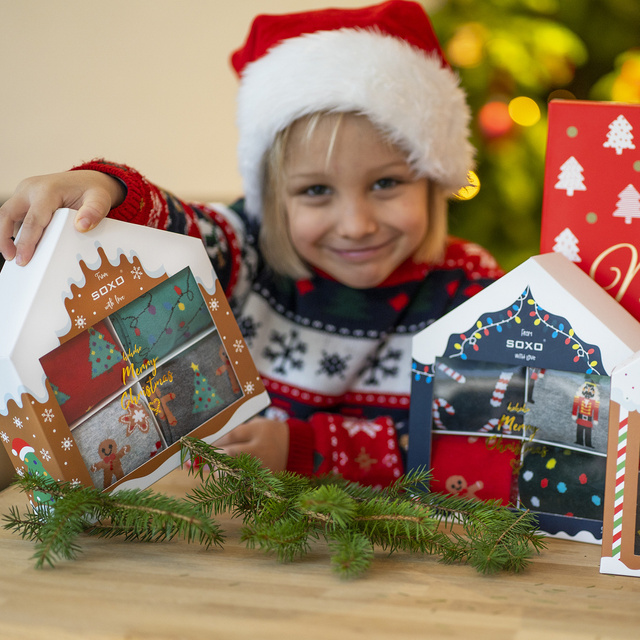 Sada 4x Farebné dámske ponožky SOXO GOOD STUFF Veselé Vianoce Vianočný darček | sušienka | vianočný stromček | vianočné svetlá