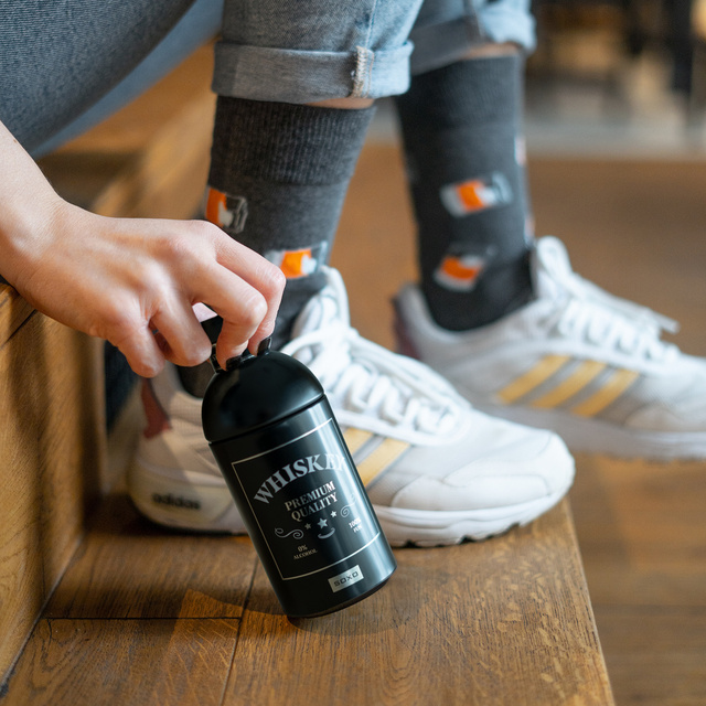 Sada pánskych ponožiek Whisky vo fľaši a pivo v plechovke